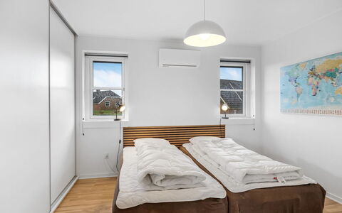 Elsi - 1.3Km from the Sea: Lit, Design Intérieur, Chambre, Sol, Sol, Meubles, Mur, Literie, Bois, Plafond