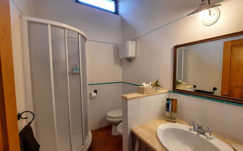 Casa Le Crete: Miroir, Propriété, Évier, Robinet, Luminaire Plomberie, Lavabo, Bâtiment, Salle De Bains, Éclairage, Violet