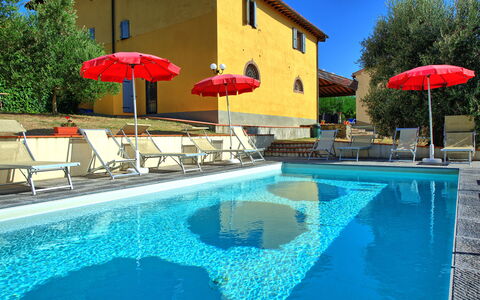Casalta: L'Eau, Plante, Propriété, Piscine, Bâtiment, Parapluie, Bleu Azur, Arbre, Ciel, Ombre