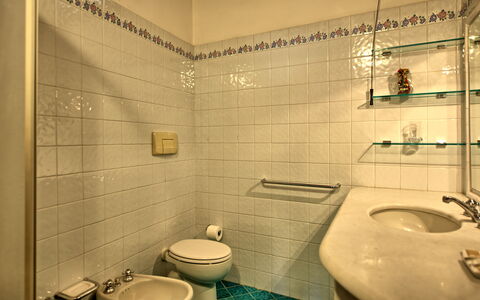 Casalta: Propriété, Luminaire Plomberie, Évier, Salle De Bains, Robinet, Éclairage, Bâtiment, Lavabo, Architecture, Design Intérieur