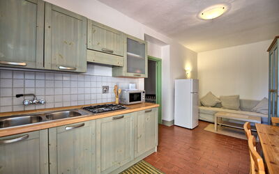 Contadino: Cabinetry, Propriété, Comptoir, Bâtiment, Appareil De Cuisine, Cuisinière, Bois, Design Intérieur, Tiroir, Cuisine
