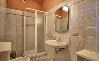 Orciaia: Marron, Miroir, Robinet, Luminaire Plomberie, Propriété, Lavabo, Évier, Salle De Bains, Violet, Design Intérieur