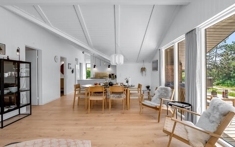 Tilda - 900M from the Sea: Meubles, Design Intérieur, Sol, Sol, Plafond, Pièce, Chaise, Table, Appartement, Table Cuisine Et Salle A Manger