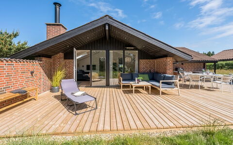 Tilda - 900M from the Sea: Meubles, Design Intérieur, Sol, Sol, Plafond, Pièce, Chaise, Table, Appartement, Table Cuisine Et Salle A Manger