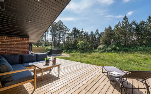 Tilda - 900M from the Sea: Meubles, Design Intérieur, Sol, Sol, Plafond, Pièce, Chaise, Table, Appartement, Table Cuisine Et Salle A Manger
