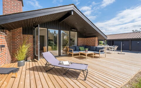 Tilda - 900M from the Sea: Meubles, Design Intérieur, Sol, Sol, Plafond, Pièce, Chaise, Table, Appartement, Table Cuisine Et Salle A Manger