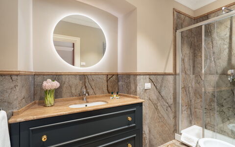 Pazzi Penthouse Luxury Apartment in Florence by Pa: Miroir, Robinet, Armoire De Toilette, Cabinetry, Propriété, Luminaire Plomberie, Bâtiment, Lavabo, Évier, Salle De Bains