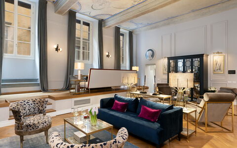 Pazzi Penthouse Luxury Apartment in Florence by Pa: Canapé, Table, Meubles, Propriété, Cadre, Design Intérieur, Fenêtre, Éclairage, Canapé-Lit, Salon