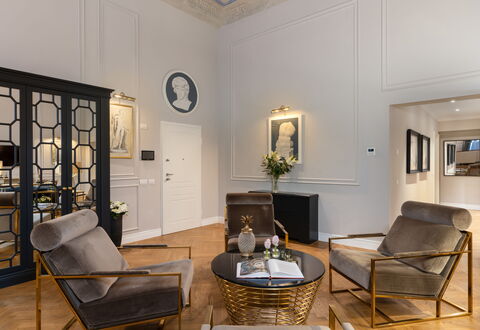 Pazzi Penthouse Luxury Apartment in Florence by Pa: Cadre, Table, Meubles, Propriété, Bois, Chaise, Design Intérieur, Canapé, Architecture, Plante