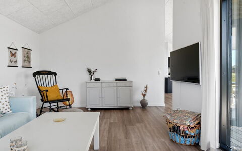 Cresta - 1.4Km from the Sea: Plafond, Sol, Design Intérieur, Sol, Composite, Meubles, Recours, Hôtel, Conception, Daylighting