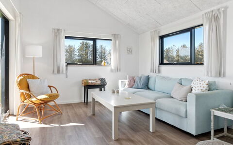 Cresta - 1.4Km from the Sea: Meubles, Design Intérieur, Canapé, Sol, Salon, Plafond, Sol, Pièce, Domicile