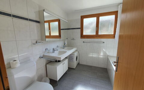 Clois Mohn: Miroir, Évier, Robinet, Luminaire Plomberie, Propriété, Fenêtre, Bâtiment, Lavabo, Design Intérieur, Salle De Bains