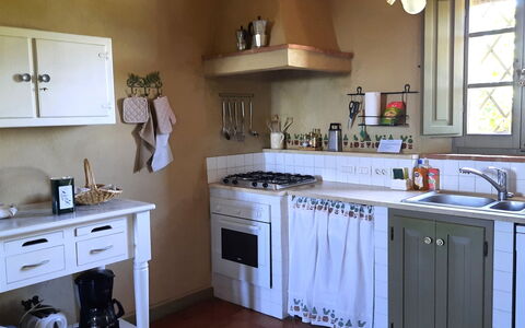 Villa San Giovanni: Cabinetry, Propriété, Comptoir, Cuisine, Cuisinière, Bois, Appareil De Cuisine, Éclairage, Électroménager, Fenêtre