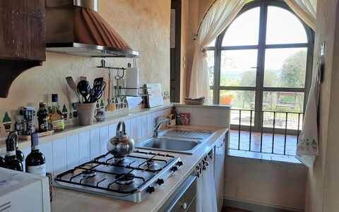 Villa San Giovanni: Evier, Propriété, Robinet, Cabinetry, Comptoir, Évier, Fenêtre, Gaz Poele, Cuisinière, Appareil De Cuisine