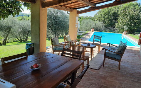 Villa San Giovanni: Table, Propriété, Plante, Meubles, Bois, Design Intérieur, Ombre, Arbre, Mobilier De Jardin, Chalet