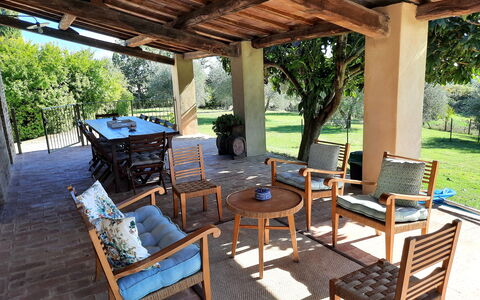 Villa San Giovanni: Meubles, Propriété, Plante, Table, Bois, Bâtiment, Porche, Arbre, Mobilier De Jardin, Ombre