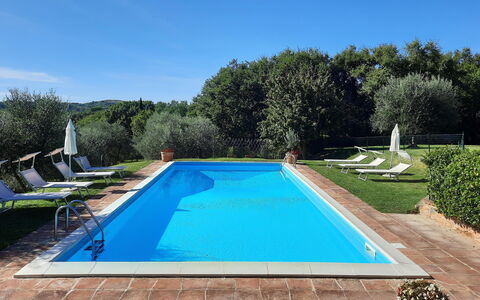 Villa San Giovanni: L'Eau, Plante, Ciel, Piscine, Bleu Azur, Rectangle, Ombre, Arbre, Herbe, Loisir