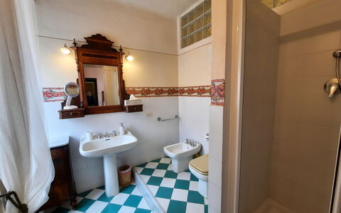 Villa Delle Palme: Miroir, Bâtiment, Évier, Luminaire Plomberie, Robinet, Salle De Bains, Design Intérieur, Lavabo, Bois, Sol