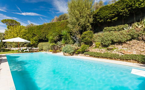 Villa Il Sole Di Sorrento: L'Eau, Plante, Nuage, Piscine, Ciel, Bleu, La Nature, Bleu Azur, Ombre, Arbre