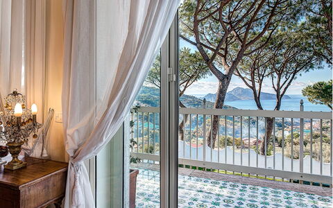 Villa Il Sole Di Sorrento: Bâtiment, Fenêtre, L'Eau, Éclairage, Plante, Ombre, Ciel, Arbre, Bois, Design Intérieur