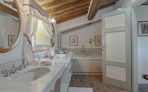 Villa Marlia: Miroir, Robinet, Évier, Luminaire Plomberie, Lavabo, Cadre, Salle De Bains, Design Intérieur, Bois, Cabinetry
