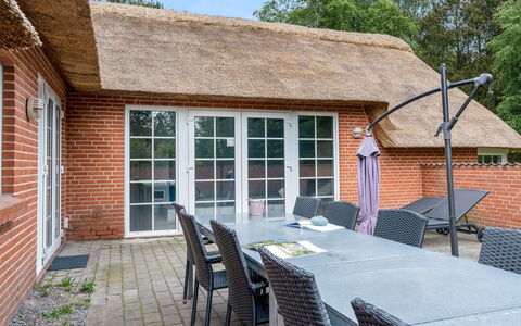 Rajka - 800M from the Sea: Bois, Toit, Architecture, Domicile, Maison, Chalet, Siding, Dur, Pente, Biens