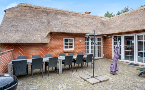 Rajka - 800M from the Sea: Bois, Toit, Architecture, Domicile, Maison, Chalet, Siding, Dur, Pente, Biens