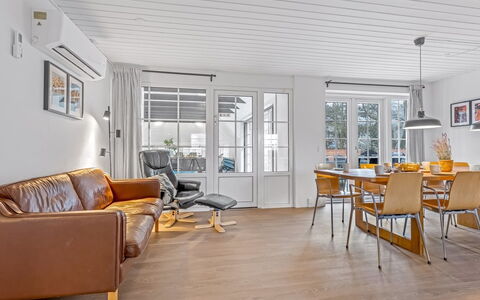 Rajka - 800M from the Sea: Meubles, Design Intérieur, Sol, Parquet, Sol, Bois, Plafond, Canapé, Revêtement De Sol Stratifié, Salon