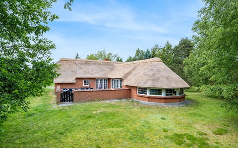 Rajka - 800M from the Sea: Bois, Toit, Architecture, Domicile, Maison, Chalet, Siding, Dur, Pente, Biens