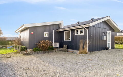 Gyrid - 150M from the Sea: Bois, Domicile, Porche, Plate-Forme, Dur, Toit, Tache De Bois, Parquet, Eco Hôtel
