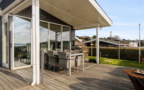 Gyrid - 150M from the Sea: Bois, Domicile, Porche, Plate-Forme, Dur, Toit, Tache De Bois, Parquet, Eco Hôtel