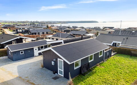 Gyrid - 150M from the Sea: Bois, Domicile, Porche, Plate-Forme, Dur, Toit, Tache De Bois, Parquet, Eco Hôtel