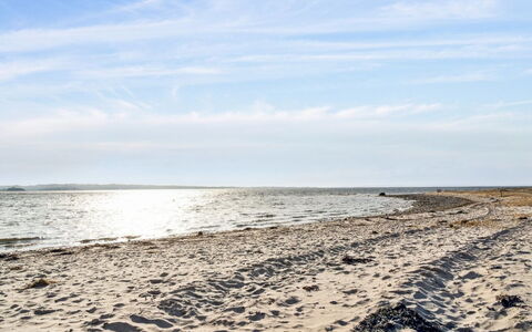 Gyrid - 150M from the Sea: Bois, Domicile, Porche, Plate-Forme, Dur, Toit, Tache De Bois, Parquet, Eco Hôtel