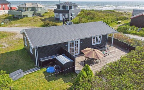 Baarde - 60M from the Sea: Toit, Domicile, Porte, Chalet, Ombre, Siding, Cour, Biens, Arrière-Cour