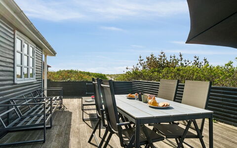 Baarde - 60M from the Sea: Toit, Domicile, Porte, Chalet, Ombre, Siding, Cour, Biens, Arrière-Cour