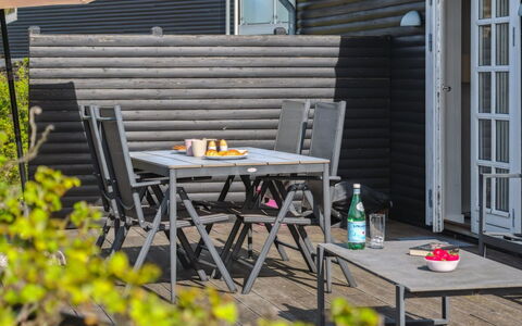 Baarde - 60M from the Sea: Toit, Domicile, Porte, Chalet, Ombre, Siding, Cour, Biens, Arrière-Cour