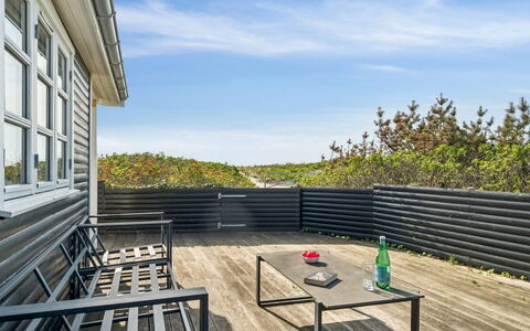 Baarde - 60M from the Sea: Toit, Domicile, Porte, Chalet, Ombre, Siding, Cour, Biens, Arrière-Cour