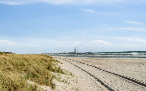 Baarde - 60M from the Sea: Toit, Domicile, Porte, Chalet, Ombre, Siding, Cour, Biens, Arrière-Cour