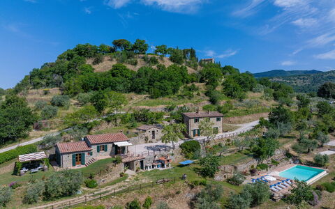 Casale Della Torre: Nuage, Plante, Ciel, Communauté Des Plantes, Bâtiment, Montagne, Écorégion, Paysage Naturel, Maison, Arbre