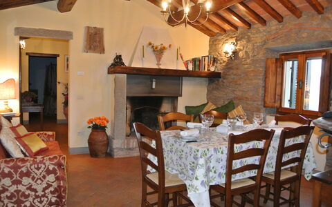 Casale Della Torre: Meubles, Table, Chaise, Fenêtre, Bois, Éclairage, Architecture, Sol, Mur, Bâtiment