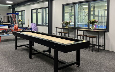 De Parel: Table, Meubles, Fenêtre, Rectangle, Bâtiment, Bois, Design Intérieur, Sol, Sol