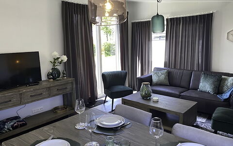 De Noordzee: Table, Meubles, Propriété, Canapé, Blanc, Noir, Vaisselle, Cadre, Éclairage, Violet