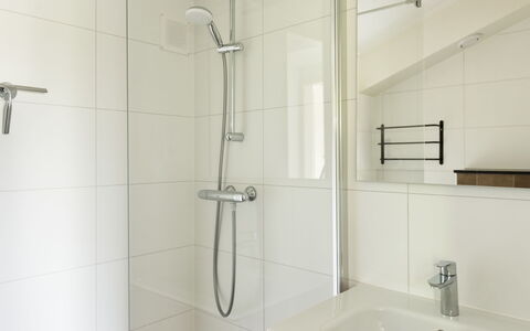Metbroekhuis Wellness de Luxe: Luminaire Plomberie, Tete De Douche, Évier, Robinet, Douche, Salle De Bains, Bar De Douche, Lavabo, Bâtiment