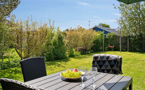 Hereth - 100M from the Sea: Domicile, Toit, Maison, Chalet, Biens, Porte, Porche, Siding, Ferme, Ombre