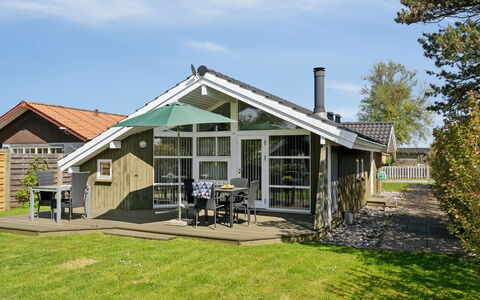 Hereth - 100M from the Sea: Bleu, Arbuste, Chalet, Couverture De Sol, Jardin, Biens, Ombre, Aménagement Paysager, Ferme, Eco Hôtel