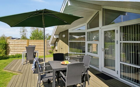Hereth - 100M from the Sea: Bleu, Arbuste, Chalet, Couverture De Sol, Jardin, Biens, Ombre, Aménagement Paysager, Ferme, Eco Hôtel