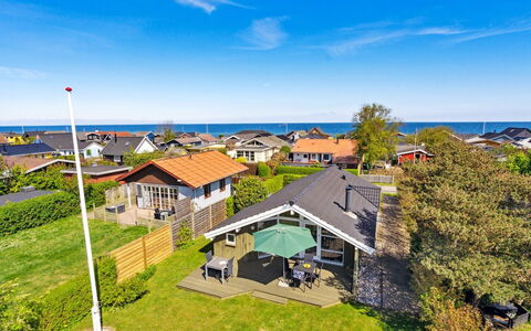 Hereth - 100M from the Sea: Bleu, Arbuste, Chalet, Couverture De Sol, Jardin, Biens, Ombre, Aménagement Paysager, Ferme, Eco Hôtel