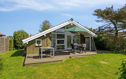 Hereth - 100M from the Sea: Bleu, Arbuste, Chalet, Couverture De Sol, Jardin, Biens, Ombre, Aménagement Paysager, Ferme, Eco Hôtel