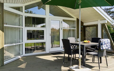 Hereth - 100M from the Sea: Bleu, Arbuste, Chalet, Couverture De Sol, Jardin, Biens, Ombre, Aménagement Paysager, Ferme, Eco Hôtel