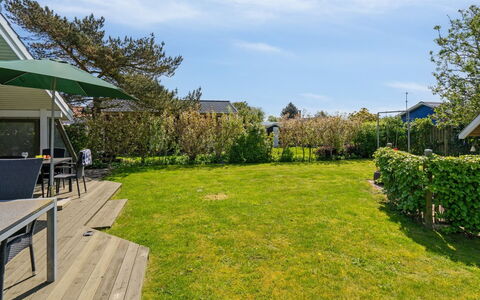 Hereth - 100M from the Sea: Bleu, Arbuste, Chalet, Couverture De Sol, Jardin, Biens, Ombre, Aménagement Paysager, Ferme, Eco Hôtel